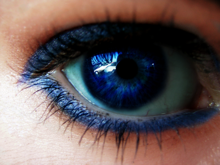 العيون الزرقاء (1)