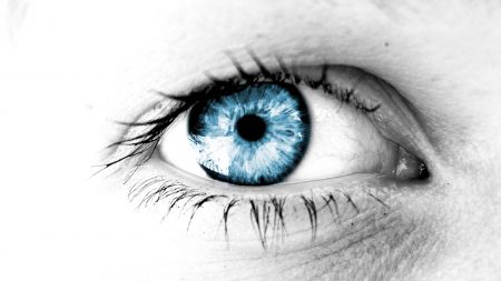 العيون الزرقاء (1)