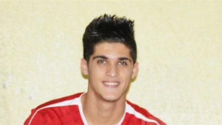 لاعب النادي الأهلي أحمد الشيخ (4)